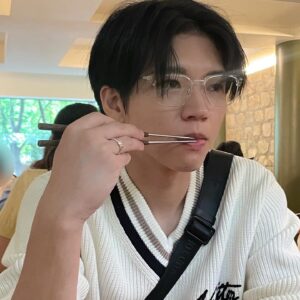 Nam Woo-hyun Instagram - 만간에 문화생활 🥹🥹🥹
#성수동 #성수 #뚝섬 #뮤지컬 #디어에반핸슨 #김성규 #인피니트
