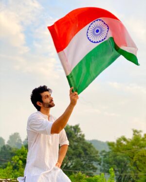 Namik Paul Instagram - Happy Independence Day everyone! And a very Happy 75th to this country I love so much 🇮🇳❤️ Thank you for always teaching inclusion, understanding and solidarity in the face of any and all adversity. The true ideals of India have, and will always, persevere 🙏🏼🙌🏼