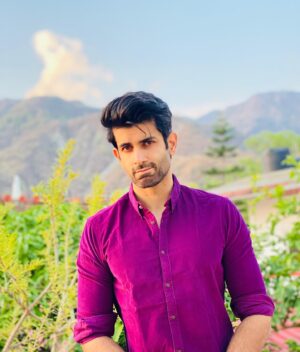 Namik Paul Instagram - Staying in because of a citywide Sunday lockdown which should achieve...something 🤔 Corona has gone from numbers and statistics to names and friends for me, and that seems to be the case for a lot of people. 

There are good reasons to step out, and not so good reasons, and most of us are smart enough to know which is which 🙏🏼 Let’s stop waiting for the help which anyway seems unlikely to arrive, and do our part. Wonderfully, just that much can make a massive difference. I hope all of you stay safe, take care 🙌🏼❤️