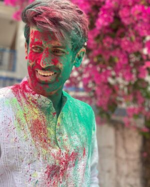Namik Paul Instagram - A very very Happy Holi from all of us (in frame and out) to all of you and your loved ones 🌈🤗 May the colours of happiness and hope flood all your lives ❤️ Once again, all credit for the idea and execution go to @chandigarh_chronicle 🤓😎

#happyholi #colors #happiness