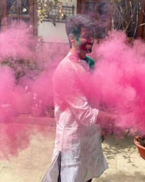 Namik Paul Instagram - A very very Happy Holi from all of us (in frame and out) to all of you and your loved ones 🌈🤗 May the colours of happiness and hope flood all your lives ❤️ Once again, all credit for the idea and execution go to @chandigarh_chronicle 🤓😎

#happyholi #colors #happiness