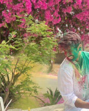 Namik Paul Instagram - A very very Happy Holi from all of us (in frame and out) to all of you and your loved ones 🌈🤗 May the colours of happiness and hope flood all your lives ❤️ Once again, all credit for the idea and execution go to @chandigarh_chronicle 🤓😎

#happyholi #colors #happiness