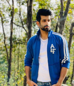Namik Paul Instagram - A walk in the wilderness☀️ 

(This is a lie. I was standing on the main road with people laughing at me posing as they drove by 🌚 Subtext is sometimes better left out though 😋)

#nature #solitude #peace