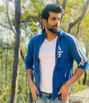 Namik Paul Instagram - A walk in the wilderness☀️ 

(This is a lie. I was standing on the main road with people laughing at me posing as they drove by 🌚 Subtext is sometimes better left out though 😋)

#nature #solitude #peace