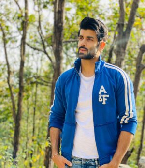 Namik Paul Instagram - A walk in the wilderness☀️ 

(This is a lie. I was standing on the main road with people laughing at me posing as they drove by 🌚 Subtext is sometimes better left out though 😋)

#nature #solitude #peace