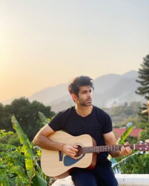 Namik Paul Instagram - Hey guys, as you know, the corona virus is raging, so let’s all wear a mask and socia... Hold on. I could’ve sworn we all spent last year saying the exact same thing 🤔 Pandemic nostalgia is the sequel we all knew we never needed 🛑 Ye retake kuch jama nahi boss 🌚🤦🏽‍♂️

Seriously though, let’s be smart and responsible for a while and get past this. It’s high time 🙏🏼🙌🏼 

PS- Yes, that’s smoke from a forest fire behind me, which have become depressingly regular here. Because if there’s one thing the world needs right now, it’s dumb ass people setting forests on fire 😑👎🏼