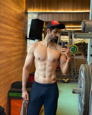 Namik Paul Instagram - The mercury is dropping, so before the hot chocolates etc do their good work, and the winter fluff arrives in full earnest, thought I’d take this for posterity 🐻 Snuck in on a Sunday, partly to workout, but mostly because the gym is empty, leaving me free to indulge in some unabashed vanity🪞😁 Yes, the irony of avoiding people to take pictures I’ll post for the world to see isn’t lost on me. And yes, I used irony correctly there. I think. Hoping the boys in blue pick up that W, and as per usual, y’all have a great week ahead 🥳🤗