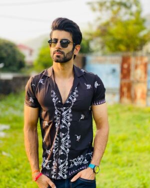 Namik Paul Instagram - When you’re ready to party, but end up walking around in empty fields because crowded spaces still low key freak you out 🌚 Took some weeks off for vague reasons, but now I’m back! Not with a full or even just ,a, vengeance. Maybe a Ven-. Or a -Gence. One of those, for sure. Hope all of you are well and enjoying, what is for us, a fairly rainy Sunday 🙏🏼🤗