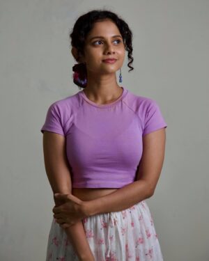Namita Krishnamurthy Instagram - Just wanted to share these cute pictures from @shalinivijayakumar_ magical play earlier this year 🌸

📸: @abhssen 

#gypsyfit #theatrelife #curlyhairstyles #browngirlmagic