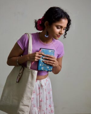 Namita Krishnamurthy Instagram - Just wanted to share these cute pictures from @shalinivijayakumar_ magical play earlier this year 🌸

📸: @abhssen 

#gypsyfit #theatrelife #curlyhairstyles #browngirlmagic