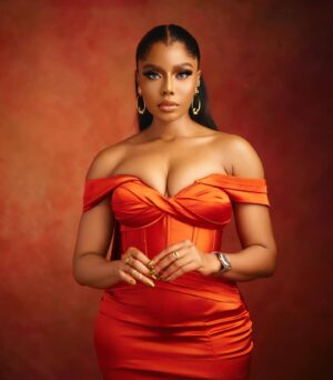 Nancy Isime Instagram - @bighstudios X Nancy Isime = ART🔥 

Obsessed with these images!😩 

#BridesmaidDuties 
#LoveUnitesUS24
#CrazyAboutUS24 

Dress: @tularoo__ 
Makeup: @peaceibadin_mua 
Hair: @mizwanneka 
Installed by: @hairbyehis 
Photographed by: @bighstudios