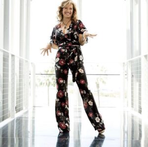 Nancy Travis Instagram - LAUGHS A LOT