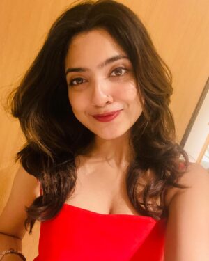Nandana Varma Instagram - Wow what a year it’s been ! As we say goodbye to 2023 , I wanted to take a moment to reflect on all the incredible memories we have made together . From the highs to the lows , it’s been a rollercoaster ride , but one things for sure we’ve grown stronger and closer through it all 

I will grow from every situation ✨🥂
👗 : @olala.in
