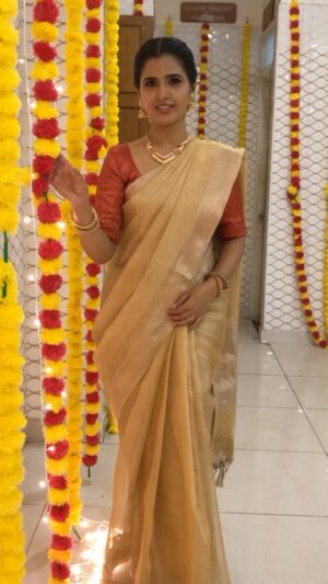 Nanditha Jennifer Instagram - I’m a vibe that no one else can replace.💗
.
.
#cute #blessed #beautiful #sareelove #goldandred #smile #reels #reelsinstagram #trendingreels #fabulous #thankful #instagram #instadaily #instagood #jenniferr252reels #actress #cinema #tamilsong #ztamil #vijaytv #suntv #karthigaideepam #likesforlike #thankyou #jesus #fashionblogger #tissusaree