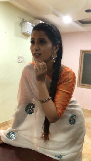 Nanditha Jennifer Instagram - 😊🤍♥️🧡
.
.
Bangel from @jayashree_firstcraft 
.
.
#blessed #thankful #thankyou #jesus #smile #saree #love #reelsinstagram #reels #jenniferr252reels #instagram #instadaily #instagood #vijaytv #ztamil #suntv #trendingreels