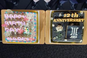 Naoki Kobayashi Instagram - 12th🌈✨#JSB3
Also it’s my birthday🙏#thankyou
皆さん沢山のコメントやDMありがとうございます🎂

#PS#こんなにキラキラフワフワなケーキは初めて貰いました#２つのケーキの差#素晴らしいコントラストです