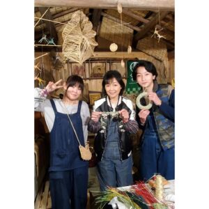 Naomi Zaizen Instagram - 🍙
七島藺(しちとうい)の工芸品を装飾した、田舎の倉庫の壁

七島藺は大分県国東で昔から作られていた植物で、畳表や工芸品も作られていて、今は世界農業遺産にもなっているんです

岩切さんに教わって、ちょっと作ってみました！🌀😄
三つ編みをしたことがある人であれば、ちょっとやったらなれて楽しくなってくるかも🤗
🍙
#七島藺 #しちとうい #大分県 #国東 #くにさき #世界農業遺産  #畳表 #工芸品 #🌀 #岩切千佳 さん #ななつむぎ #有吉ゼミ #直見工房 #財前直見 #🍙