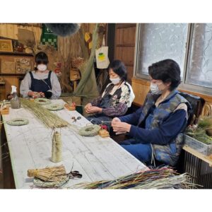Naomi Zaizen Instagram - 🍙
七島藺(しちとうい)の工芸品を装飾した、田舎の倉庫の壁

七島藺は大分県国東で昔から作られていた植物で、畳表や工芸品も作られていて、今は世界農業遺産にもなっているんです

岩切さんに教わって、ちょっと作ってみました！🌀😄
三つ編みをしたことがある人であれば、ちょっとやったらなれて楽しくなってくるかも🤗
🍙
#七島藺 #しちとうい #大分県 #国東 #くにさき #世界農業遺産  #畳表 #工芸品 #🌀 #岩切千佳 さん #ななつむぎ #有吉ゼミ #直見工房 #財前直見 #🍙