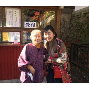 Naomi Zaizen Instagram - 🍙
先日の両子寺
紅葉🍁がキレイで癒されました😊
受付のお姉さんとも📷️✨
🍙
#両子寺 #紅葉 #🍁 #キレイ #癒し #大分県 #杵築 #財前直見 #🍙