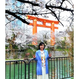 Naomi Zaizen Instagram - 🍙
今日は京都を旅する番組のロケ🎵
平安時代に思いを馳せて🤗
爽やかな日で、桜も満開🌸
素敵な１日でした❗
何の番組かは、またあらためて🎵
🍙
4/14(日)に滋賀県の大津で、大河ドラマ「光る君へ」のパブリックビューイング&トークショーに参加させていただきます🤗
入場は無料ですが、事前の申し込みが必要で、4/7(日)が締め切り！
御時間が合う方は是非❗
🍙
#京都 #平安神宮 #桜 #満開 #🌸 #大河ドラマ #光る君へ #イベント #トークショー #滋賀県 #大津 #無料 #締め切り間近！ #財前直見 #🍙