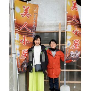 Naomi Zaizen Instagram - 🍙
先週の日曜日は、中津でNHK「ウオカツ！」のトークショーがありました！
「暮らし彩彩」とのコラボで、中津の美人小屋(牡蠣小屋)に行った時のことや、ハモの骨切りにも挑戦させていただきました！
短い時間でしたが、楽しい時間でした🤗
中津の"美人小屋"も大賑わいですが、3月までやっているそうなので、お時間を見つけてブランド牡蠣"ひがた美人"を味わってみてください！😋
🍙
#中津 #NHK #ウオカツ！ #トークショー #美人小屋 #牡蠣小屋 #ブランド牡蠣 #ひがた美人 #🦪 #ハモ #骨切り #暮らし彩彩 #直見工房 #財前直見 #🍙
🍙
#adore ブラウス
#tela パンツ