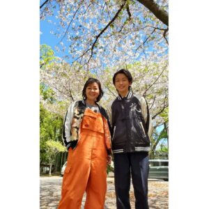 Naomi Zaizen Instagram - 🍙
桜とスカジャンで！😉✌
🍙
明日の「めざまし8」もお楽しみに🤗
髪がスーパーサイヤ人になってるかも…😱
🍙
#桜 #🌸 #スカジャンで！ #めざまし8 #大分 #田舎暮らし #強風注意！ #スーパーサイヤ人⁉️ #直見工房 #財前直見 # 🍙