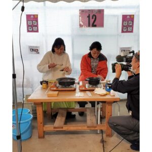 Naomi Zaizen Instagram - 🍙
先週の日曜日は、中津でNHK「ウオカツ！」のトークショーがありました！
「暮らし彩彩」とのコラボで、中津の美人小屋(牡蠣小屋)に行った時のことや、ハモの骨切りにも挑戦させていただきました！
短い時間でしたが、楽しい時間でした🤗
中津の"美人小屋"も大賑わいですが、3月までやっているそうなので、お時間を見つけてブランド牡蠣"ひがた美人"を味わってみてください！😋
🍙
#中津 #NHK #ウオカツ！ #トークショー #美人小屋 #牡蠣小屋 #ブランド牡蠣 #ひがた美人 #🦪 #ハモ #骨切り #暮らし彩彩 #直見工房 #財前直見 #🍙
🍙
#adore ブラウス
#tela パンツ