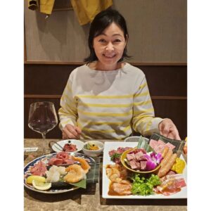 Naomi Zaizen Instagram - 🍙
JPと大分の亜李蘭別邸にて🤗
東京や全国にあったらいいのにね～🎵
感動の優越感と美味しさ❗
🍙
今日の大河も観てね～🎵
🍙
#JP #大分 #焼肉 #亜李蘭別邸 #至福の時 #大河ドラマ #光る君へ #道綱道綱道綱 #財前直見 #🍙