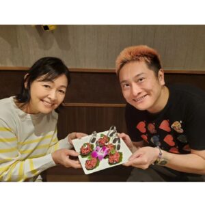 Naomi Zaizen Instagram - 🍙
JPと大分の亜李蘭別邸にて🤗
東京や全国にあったらいいのにね～🎵
感動の優越感と美味しさ❗
🍙
今日の大河も観てね～🎵
🍙
#JP #大分 #焼肉 #亜李蘭別邸 #至福の時 #大河ドラマ #光る君へ #道綱道綱道綱 #財前直見 #🍙