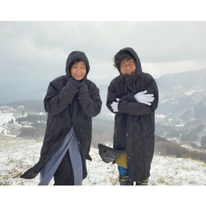 Naomi Zaizen Instagram - 🍙
少し前に、山崎樹範さんと養父に行ってきました！😄
寒い日だったのですが、まさかこんなロケになるとは…😱
🍙
関西の方は、1/26の「えぇトコ」で😊
1/23の「有吉ゼミSP」では、田舎での野望⁉️も放送されます！😄
🍙
#山崎樹範 さん #兵庫 #養父 #吹雪☃️ #えぇトコ #有吉ゼミSP #田舎 #大分 #杵築 #野望⁉️ #財前直見 #🍙