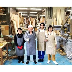 Naomi Zaizen Instagram - 🍙
先月の「有吉ゼミ」でも放送されました、犬山さんの工房にて🤗
箪笥のリメイクの時は、ついつい力が入って鉛筆を耳に😅
🍙
#有吉ゼミ #箪笥 #リメイク #鉛筆は耳 #SDGs #直見工房 #財前直見 #🍙
