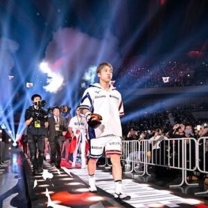Naoya Inoue Instagram - ニ階級四団体制覇やりました👑👑👑👑
今年も皆さんにもの凄い景色を見させていただきました！！
四本のベルトを巻いてリングから見る景色は最高でした、、
応援ありがとうございました✌🏻

#井上尚弥