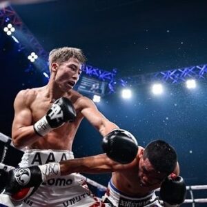 Naoya Inoue Instagram - ニ階級四団体制覇やりました👑👑👑👑
今年も皆さんにもの凄い景色を見させていただきました！！
四本のベルトを巻いてリングから見る景色は最高でした、、
応援ありがとうございました✌🏻

#井上尚弥
