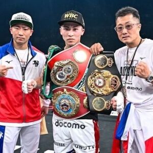Naoya Inoue Instagram - ニ階級四団体制覇やりました👑👑👑👑
今年も皆さんにもの凄い景色を見させていただきました！！
四本のベルトを巻いてリングから見る景色は最高でした、、
応援ありがとうございました✌🏻

#井上尚弥