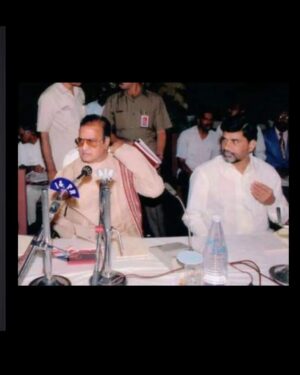 Nara Chandrababu Naidu Instagram - తెలుగు వెలుగు, తెలుగుజాతికి స్ఫూర్తి, కీర్తి...అన్న ఎన్టీఆర్. ఆ మహనీయుడి 101వ  జయంతి సందర్భంగా నివాళులు అర్పిస్తూ అన్నగారి సేవలను స్మరించుకుందాం.

క్రమశిక్షణ, పట్టుదల, చిత్తశుద్ధి, ప్రజలకు మంచి చేయాలనే తపనే ఒక సామాన్య రైతు బిడ్డ అయిన తారక రాముడిని మహా నాయకునిగా తీర్చిదిద్దాయి. సమాజమే దేవాలయం ప్రజలే దేవుళ్లు అని త్రికరణ శుద్ధిగా నమ్మిన ఎన్టీఆర్...తెలుగుదేశం పార్టీ స్థాపనతో దేశంలోనే మొదటిసారిగా సంక్షేమ పాలనకు శ్రీకారం చుట్టారు. పేదవారికి కూడు, గూడు, గుడ్డ ఇవ్వడమే అధికారానికి అర్థం అని చెప్పి, ఆచరించి చూపారు. సంక్షేమంతో పాటే అభివృద్ధికి, పాలనా సంస్కరణలకు కూడా బాటలు  వేశారు. ప్రజల వద్దకు పాలనతో  పాలకుడు అంటే ప్రజలకు సేవకుడు అని చాటి చెప్పారు. 

ప్రజల అభ్యున్నతే ఏకైక లక్ష్యంగా పనిచేసిన ఎన్టీఆర్ అన్ని వర్గాల ప్రజల ఆత్మబంధువు అయ్యారు. పేదరికం లేని రాష్ట్రం కోసం, తెలుగు జాతి వైభవం కోసం తన జీవితాన్ని అంకితం చేసిన అన్న ఎన్టీఆర్ ఆశయ సాధన కోసం...ఆయన జయంతి సందర్భంగా ప్రతి అడుగూ ప్రజల కోసం అనే సంకల్పం తీసుకుందాం.
#NTRLivesOn