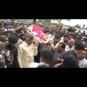 Nara Chandrababu Naidu Instagram - తెలుగు వెలుగు, అక్షర యోధుని అంతిమ సంస్కార కార్యక్రమంలో పాల్గొన్నాను. తెలుగువారి ఆత్మబంధువు రామోజీగారికి కడసారి వీడ్కోలు పలికాను. హృదయం బాధతో నిండిపోయింది. ఈనాడు ఆయన మన మధ్య లేకపోయినా... ఆ మహనీయుడు ఇచ్చిన స్ఫూర్తి మార్గదర్శిగా మనల్ని ముందుకు నడిపిస్తుంది. ఉషాకిరణాల్లాంటి ఆయన కీర్తి అనునిత్యం అజరామరమై వెలుగుతుంది.
#RamojiRaoLivesOn