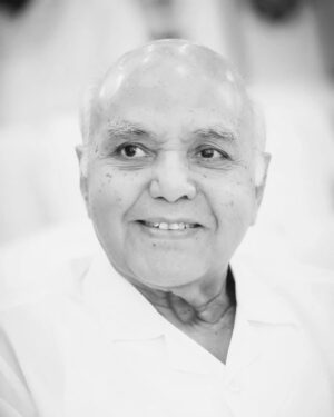 Nara Chandrababu Naidu Instagram - ఈనాడు గ్రూపు సంస్థల చైర్మన్ శ్రీ రామోజీరావు అస్తమయం తీవ్ర దిగ్భ్రాంతిని కలిగించింది. ఒక సామాన్య కుటుంబంలో పుట్టి అసామాన్య విజయాలు సాధించిన శ్రీ రామోజీరావు మరణం తీవ్ర ఆవేదనకు గురి చేసింది. అక్షర యోధుడుగా శ్రీ రామోజీ తెలుగు రాష్ట్రాలకు, దేశానికి ఎన్నో సేవలు అందించారు. తెలుగు వారి జీవితాల్లో అత్యంత ప్రభావవంతమైన ముద్రవేసిన శ్రీ రామోజీ తెలుగు ప్రజల ఆస్తి. ఆయన మరణం తెలుగు ప్రజలకే కాదు....దేశానికి కూడా తీరని లోటు. సమాజ హితం కోసం అనుక్షణం పనిచేసిన ఆయన కీర్తి అజరామరం. ఈనాడు గ్రూపు సంస్థల స్థాపనతో వేల మందికి ఉపాధి కల్పించారు. మీడియా రంగంలో శ్రీ రామోజీ గారిది ప్రత్యేకమైన శకం. ఎన్నో సవాళ్లను, సమస్యలను అధిగమించి...ఎక్కడా తలవంచకుండా శ్రీ రామోజీరావు విలువలతో సంస్థలను నడిపిన విధానం ప్రతి ఒక్కరికీ ఆదర్శనీయం. దశాబ్దాల తన ప్రయాణంలో అనుక్షణం ప్రజల మంచి కోసం, సమాజ హితం కోసం శ్రీ రామోజీరావు పనిచేశారు. మీడియా రంగంలో ఆయనొక శిఖరం, ఆయన ఇక లేరు అనే విషయాన్ని జీర్ణించుకోలేకపోతున్నాము.
శ్రీరామోజీరావుతో నాకు 4 దశాబ్దాల అనుబంధం ఉంది. మంచిని మంచి, చెడును చెడు అని చెప్పే ఆయన తీరు... నన్ను ఆయనకు దగ్గర చేసింది. సమస్యలపై పోరాటంలో ఆయన నాకు ఒక స్ఫూర్తి. ప్రజలకు మంచి పాలసీలు అందించే విషయంలో శ్రీరామోజీ సూచనలు, సలహాలు ఎప్పుడూ ఉన్నతంగా ఉండేవి. శ్రీ రామోజీ అస్తమయంపై వారి కుటుంబ సభ్యులకు, ఈనాడు గ్రూపు సంస్థల సిబ్బందికి ప్రగాఢ సానుభూతిని తెలియజేస్తున్నాను. రామోజీరావు గారి ఆత్మకు శాంతి చేకూరాలని ప్రార్థిస్తున్నాను.