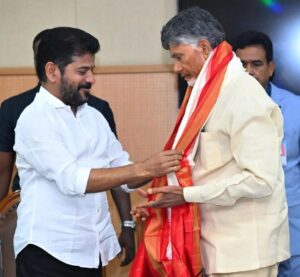 Nara Chandrababu Naidu Instagram - తెలంగాణ రాష్ట్ర సీఎం శ్రీ @revanthofficial గారితో నేడు హైదరాబాద్ లో మంత్రివర్గ సహచరులతో కలిసి సమావేశమై విభజన సమస్యలపై చర్చలు జరిపాను. దీర్ఘకాలంగా పెండింగ్ లో ఉన్న  సమస్యలకు ఇరు రాష్ట్రాలకు ఆమోదయోగ్యంగా ఉండే పరిష్కారాల పై ఈ సమావేశంలో చర్చించాము. ఆంధ్రప్రదేశ్, తెలంగాణ రాష్ట్రాలు పరస్పరం సహకరించుకునే విధంగా చర్చలు సాగాయి. ఇరు రాష్ట్రాలకు మేలు కలుగుతుందనే నమ్మకం ఈ సమావేశం ద్వారా కలిగింది.