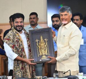 Nara Chandrababu Naidu Instagram - తెలంగాణ రాష్ట్ర సీఎం శ్రీ @revanthofficial గారితో నేడు హైదరాబాద్ లో మంత్రివర్గ సహచరులతో కలిసి సమావేశమై విభజన సమస్యలపై చర్చలు జరిపాను. దీర్ఘకాలంగా పెండింగ్ లో ఉన్న  సమస్యలకు ఇరు రాష్ట్రాలకు ఆమోదయోగ్యంగా ఉండే పరిష్కారాల పై ఈ సమావేశంలో చర్చించాము. ఆంధ్రప్రదేశ్, తెలంగాణ రాష్ట్రాలు పరస్పరం సహకరించుకునే విధంగా చర్చలు సాగాయి. ఇరు రాష్ట్రాలకు మేలు కలుగుతుందనే నమ్మకం ఈ సమావేశం ద్వారా కలిగింది.