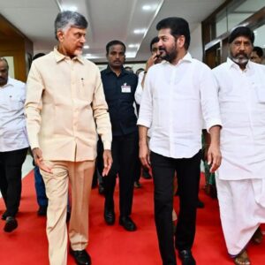 Nara Chandrababu Naidu Instagram - తెలంగాణ రాష్ట్ర సీఎం శ్రీ @revanthofficial గారితో నేడు హైదరాబాద్ లో మంత్రివర్గ సహచరులతో కలిసి సమావేశమై విభజన సమస్యలపై చర్చలు జరిపాను. దీర్ఘకాలంగా పెండింగ్ లో ఉన్న  సమస్యలకు ఇరు రాష్ట్రాలకు ఆమోదయోగ్యంగా ఉండే పరిష్కారాల పై ఈ సమావేశంలో చర్చించాము. ఆంధ్రప్రదేశ్, తెలంగాణ రాష్ట్రాలు పరస్పరం సహకరించుకునే విధంగా చర్చలు సాగాయి. ఇరు రాష్ట్రాలకు మేలు కలుగుతుందనే నమ్మకం ఈ సమావేశం ద్వారా కలిగింది.