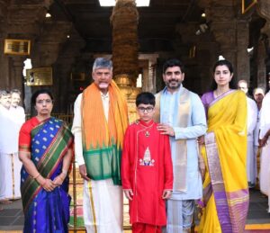 Nara Chandrababu Naidu Instagram - కుటుంబసమేతంగా ఈరోజు తిరుమలలో శ్రీవారి దర్శనం చేసుకున్న అనంతరం వేదపండితుల ఆశీర్వాదాన్ని అందుకున్నాము. అఖిలాండం వద్ద కొబ్బరికాయలు కొట్టి మొక్కు తీర్చుకున్నాం. రాష్ట్రానికి మంచి జరగాలని... ప్రజలందరూ సుఖసంతోషాలతో చల్లగా ఉండేలా దీవించమని వేంకటేశ్వరస్వామి వారిని కోరుకున్నాను. ముఖ్యమంత్రిగా ఆంధ్రప్రదేశ్ ప్రజల ఆకాంక్షలను నెరవేర్చే శక్తిని నాకు ప్రసాదించమని ఆ దేవదేవుని వేడుకున్నాను.
