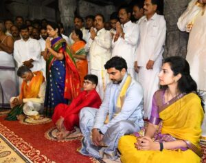Nara Chandrababu Naidu Instagram - కుటుంబసమేతంగా ఈరోజు తిరుమలలో శ్రీవారి దర్శనం చేసుకున్న అనంతరం వేదపండితుల ఆశీర్వాదాన్ని అందుకున్నాము. అఖిలాండం వద్ద కొబ్బరికాయలు కొట్టి మొక్కు తీర్చుకున్నాం. రాష్ట్రానికి మంచి జరగాలని... ప్రజలందరూ సుఖసంతోషాలతో చల్లగా ఉండేలా దీవించమని వేంకటేశ్వరస్వామి వారిని కోరుకున్నాను. ముఖ్యమంత్రిగా ఆంధ్రప్రదేశ్ ప్రజల ఆకాంక్షలను నెరవేర్చే శక్తిని నాకు ప్రసాదించమని ఆ దేవదేవుని వేడుకున్నాను.