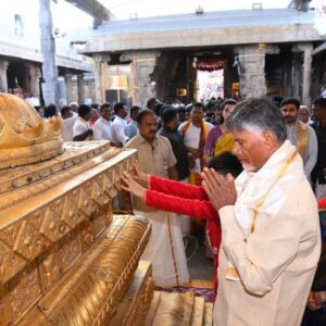Nara Chandrababu Naidu Instagram - కుటుంబసమేతంగా ఈరోజు తిరుమలలో శ్రీవారి దర్శనం చేసుకున్న అనంతరం వేదపండితుల ఆశీర్వాదాన్ని అందుకున్నాము. అఖిలాండం వద్ద కొబ్బరికాయలు కొట్టి మొక్కు తీర్చుకున్నాం. రాష్ట్రానికి మంచి జరగాలని... ప్రజలందరూ సుఖసంతోషాలతో చల్లగా ఉండేలా దీవించమని వేంకటేశ్వరస్వామి వారిని కోరుకున్నాను. ముఖ్యమంత్రిగా ఆంధ్రప్రదేశ్ ప్రజల ఆకాంక్షలను నెరవేర్చే శక్తిని నాకు ప్రసాదించమని ఆ దేవదేవుని వేడుకున్నాను.