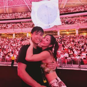 Narelle Kheng Instagram - 4 da mems!!!! 🪐🌟💖🛸

Started 2024 ticking off 2 huge bucketlist items I never thought would see the light of day 😮‍💨   being an absolute embARrASsssment by absolutely melting into a pile of tears in front of Chris Martin 🫠Love it how could it have gone any different😍 

Ghost stories was my blanket and my lifeline (quite literally on a few occasions), and holds memories of such a complex and trying time in my life. Yet amidst all the gut wrenching intensity of young existential depressions the album stays my light in the dark, my bubble of safety, the goodness in the world. Few things in life has had that impact on me ! It’s a lovely reminder of how magical music can be and how deep it can run within us ✨

@rriley so damn proud & so damn grateful for gifting & sharing these moments :’) love uuuuuu ahhhhh