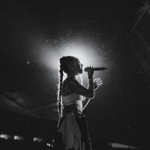 Narelle Kheng Instagram - 4 da mems!!!! 🪐🌟💖🛸

Started 2024 ticking off 2 huge bucketlist items I never thought would see the light of day 😮‍💨   being an absolute embARrASsssment by absolutely melting into a pile of tears in front of Chris Martin 🫠Love it how could it have gone any different😍 

Ghost stories was my blanket and my lifeline (quite literally on a few occasions), and holds memories of such a complex and trying time in my life. Yet amidst all the gut wrenching intensity of young existential depressions the album stays my light in the dark, my bubble of safety, the goodness in the world. Few things in life has had that impact on me ! It’s a lovely reminder of how magical music can be and how deep it can run within us ✨

@rriley so damn proud & so damn grateful for gifting & sharing these moments :’) love uuuuuu ahhhhh