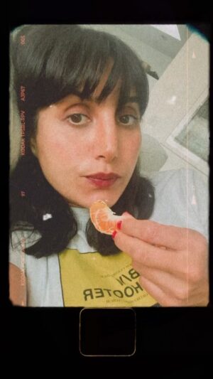Narges Rashidi Instagram - Things I’m good at… eating clementines 🍊🍊🍊