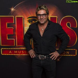 Nasser Sultan Instagram - The music of the King of Rock ‘n’ Roll lives on at the World Premiere of Elvis: A Musical Revolution! @elvisamusicalrevolutionau 

Expect an electrifying time in this sensational theatrical production with over 40 of Elvis hits that will rock the house! 🔥

Photo/ Video credits 
@nath_atkins 1,2,3
@plusonesocialaus 

#elvismusicalrevolutionau #elvis #elvispresley #worldpremiere #redcarpet #musical