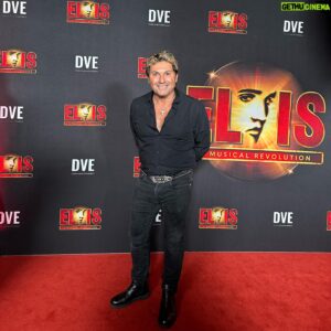 Nasser Sultan Instagram - The music of the King of Rock ‘n’ Roll lives on at the World Premiere of Elvis: A Musical Revolution! @elvisamusicalrevolutionau 

Expect an electrifying time in this sensational theatrical production with over 40 of Elvis hits that will rock the house! 🔥

Photo/ Video credits 
@nath_atkins 1,2,3
@plusonesocialaus 

#elvismusicalrevolutionau #elvis #elvispresley #worldpremiere #redcarpet #musical
