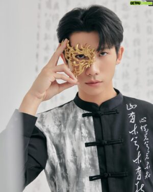 Nat Chen Instagram - 咖啡廳場景拍完後有店員小姐姐請的冰美式
離開前小姐姐邀請我進入她的直播間打招呼😂
用上了大雄哥請朋友教我的韓文
祝她的粉絲「新年快樂」🥳
「ㄙㄟ嘿波馬膩趴ㄉㄥˋㄙㄟ呦」
真的是讚讚讚棒棒棒🤩