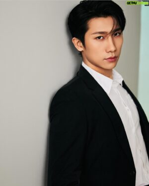 Nat Chen Instagram - 咖啡廳場景拍完後有店員小姐姐請的冰美式
離開前小姐姐邀請我進入她的直播間打招呼😂
用上了大雄哥請朋友教我的韓文
祝她的粉絲「新年快樂」🥳
「ㄙㄟ嘿波馬膩趴ㄉㄥˋㄙㄟ呦」
真的是讚讚讚棒棒棒🤩